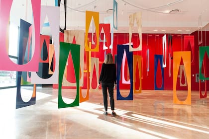 "Me gusta que la obra interpele el espacio. Es todo un desafío dialogar con el ventanal, no es una típica muestra de pintura en una galería", dice Hasper, habituada a las intervenciones monumentales