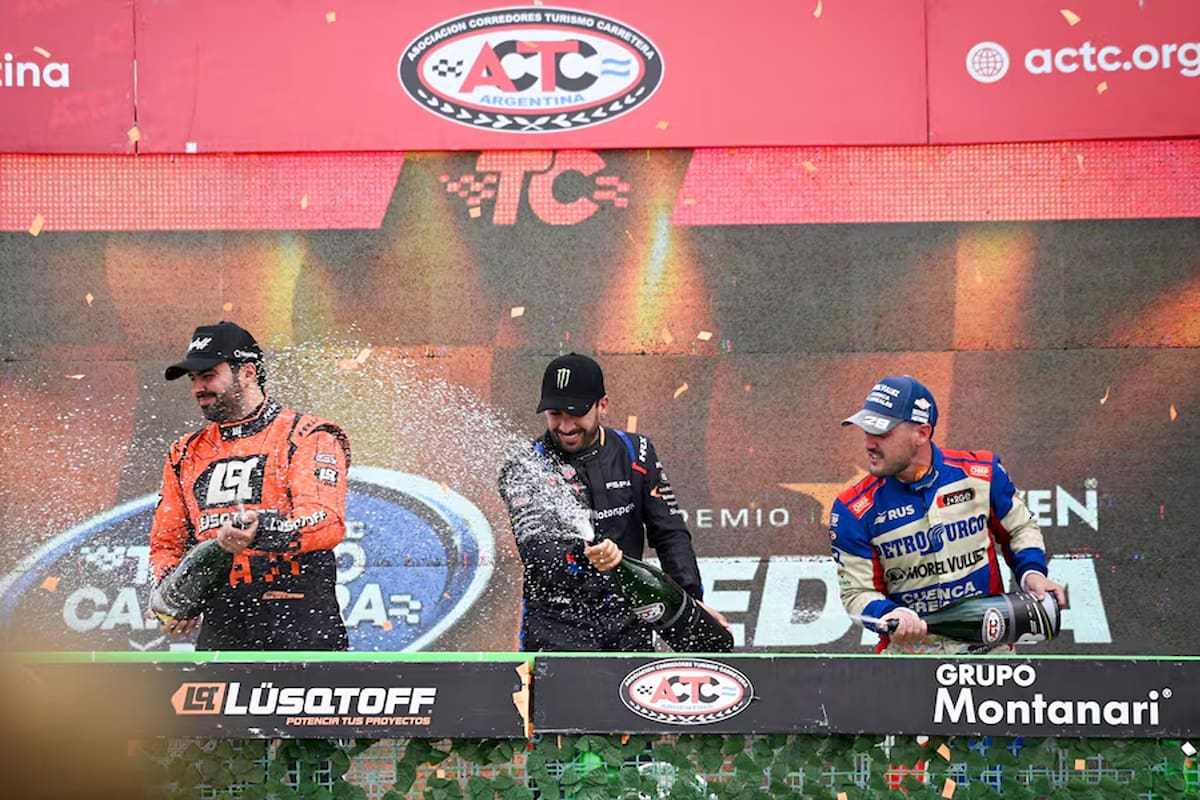 Santero, Lambiris y Craparo festejan en el podio del autódromo de Viedma. (ACTC)