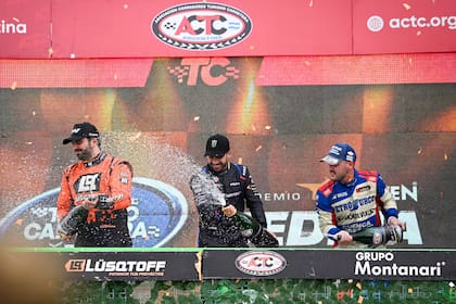 Santero, Lambiris y Craparo festejan en el podio del autódromo de Viedma. (ACTC)
