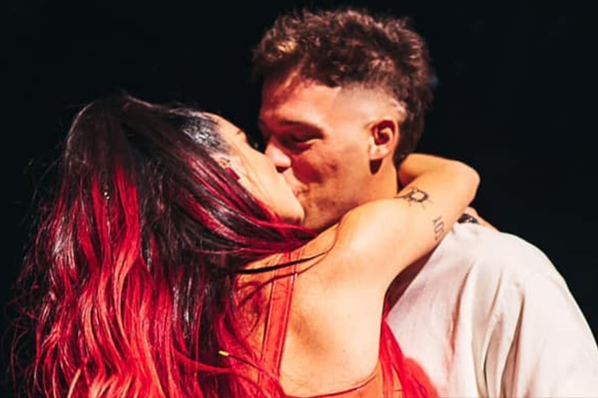 Santi Maratea recordó con una foto el beso que se dio con la cantante e hizo un curioso vínculo con la colecta de Independiente
