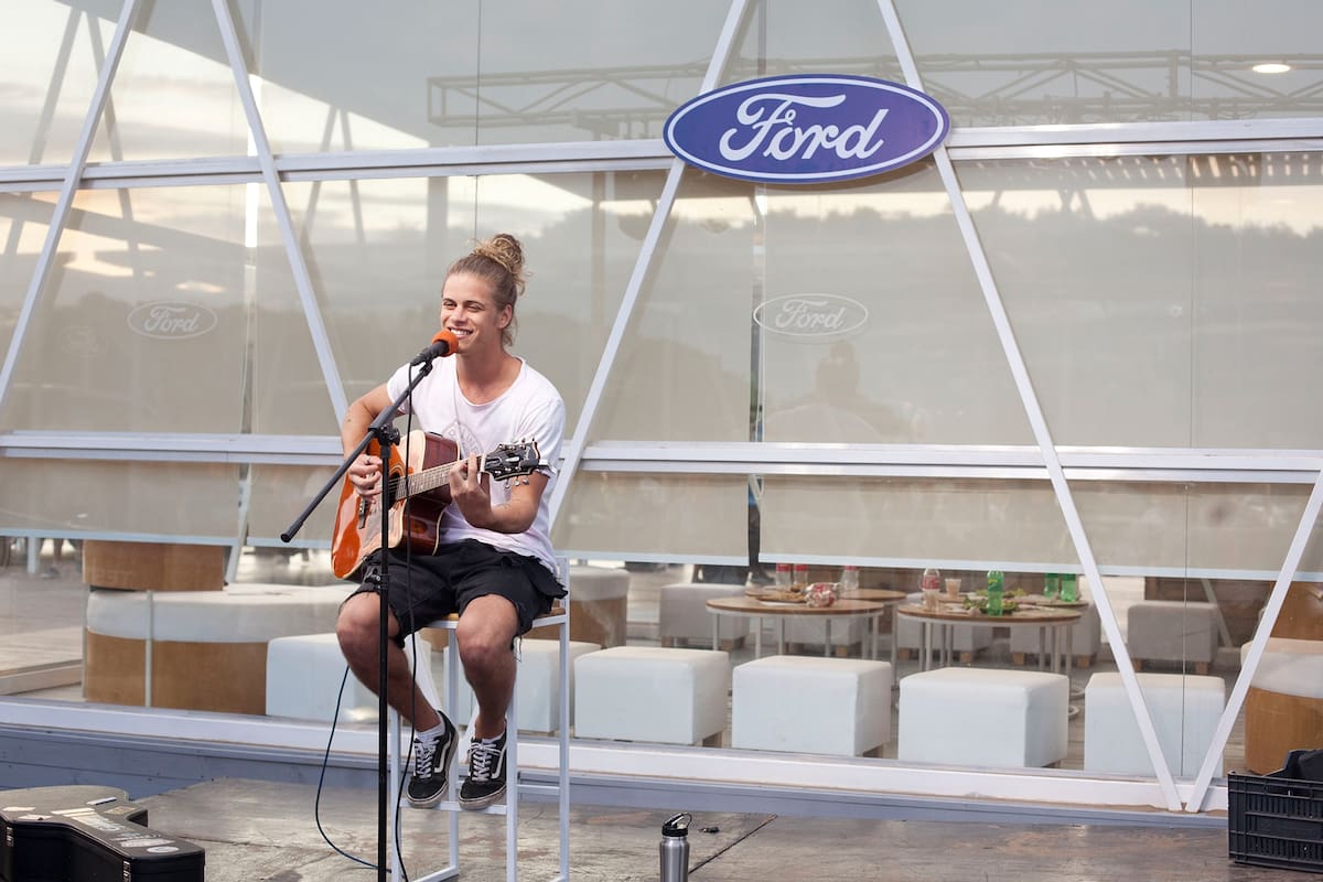 Santi Saez fue uno de los convocados por Ford para sus Summer Sunsets donde interpretan covers en el stand playero de La Frontera