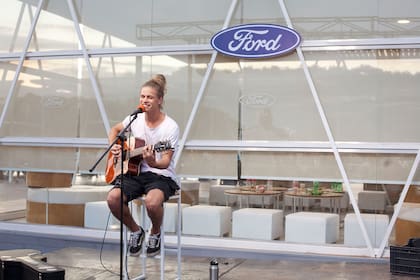 Santi Saez fue uno de los convocados por Ford para sus Summer Sunsets donde interpretan covers en el stand playero de La Frontera
