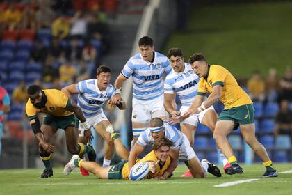 Al piso: Chocobares y el tackle para frenar al capitán australiano Hooper