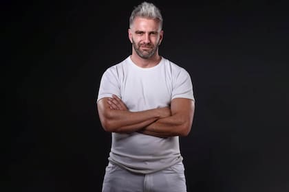 Santiago Caamaño tuvo que teñirse el pelo para Herman@s, el nuevo streaming que se estrena esta semana