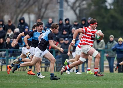 Santiago Alduncín escapa hacia el in-goal para anotar uno de los nueve tries de Alumni en Villa de Mayo; el equipo de Manuel Alberti es desde hace varias fechas "el mejor del resto" en el torneo de URBA.