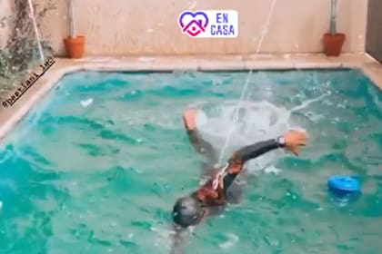 Santiago Allen se tiró a la pileta a las 9 y, atado a una soga, comenzó su Ironman casero