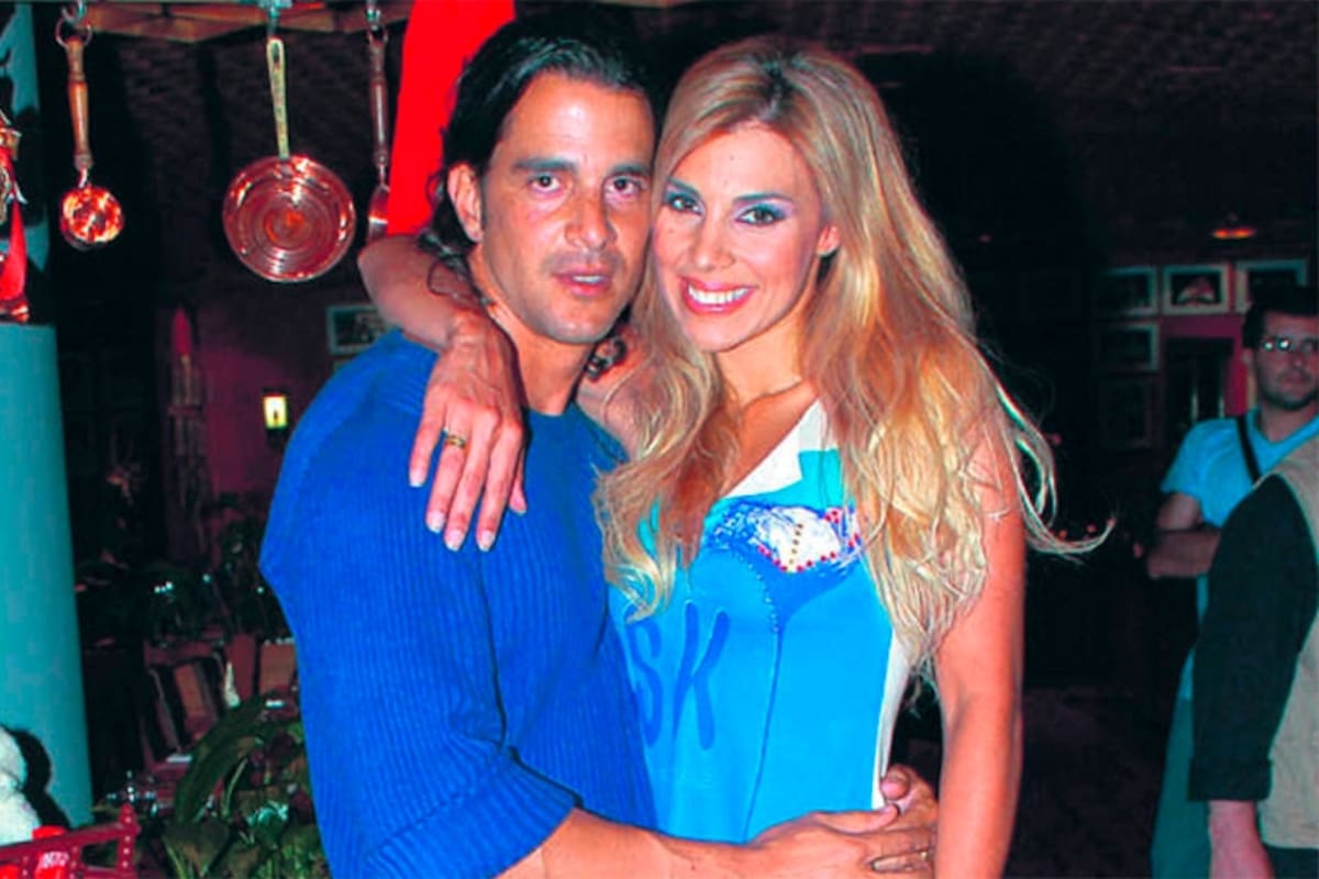 Santiago Almeyda junto a su mujer, Natalia Fava
