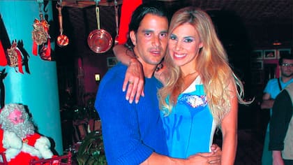Santiago Almeyda junto a Natalia Fava