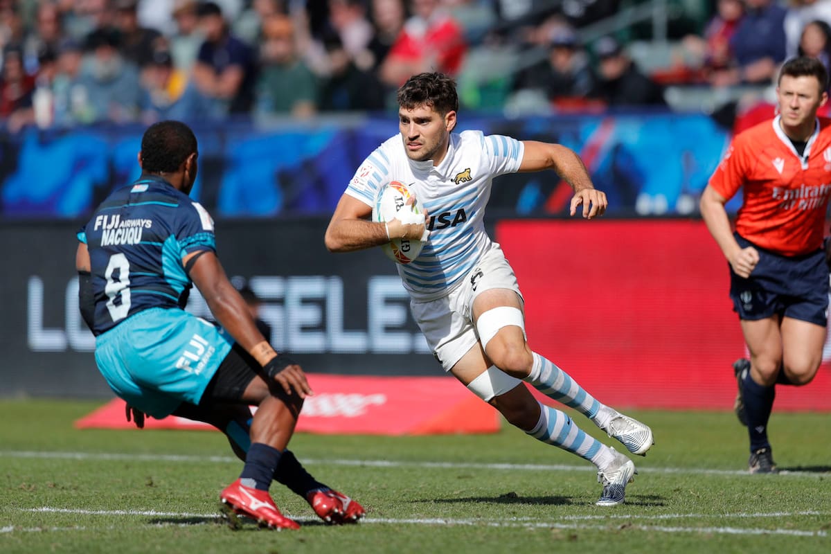 Santiago Álvarez encara durante la semifinal ante Fiji en el Dignity Health Sports Park, de Los Angeles