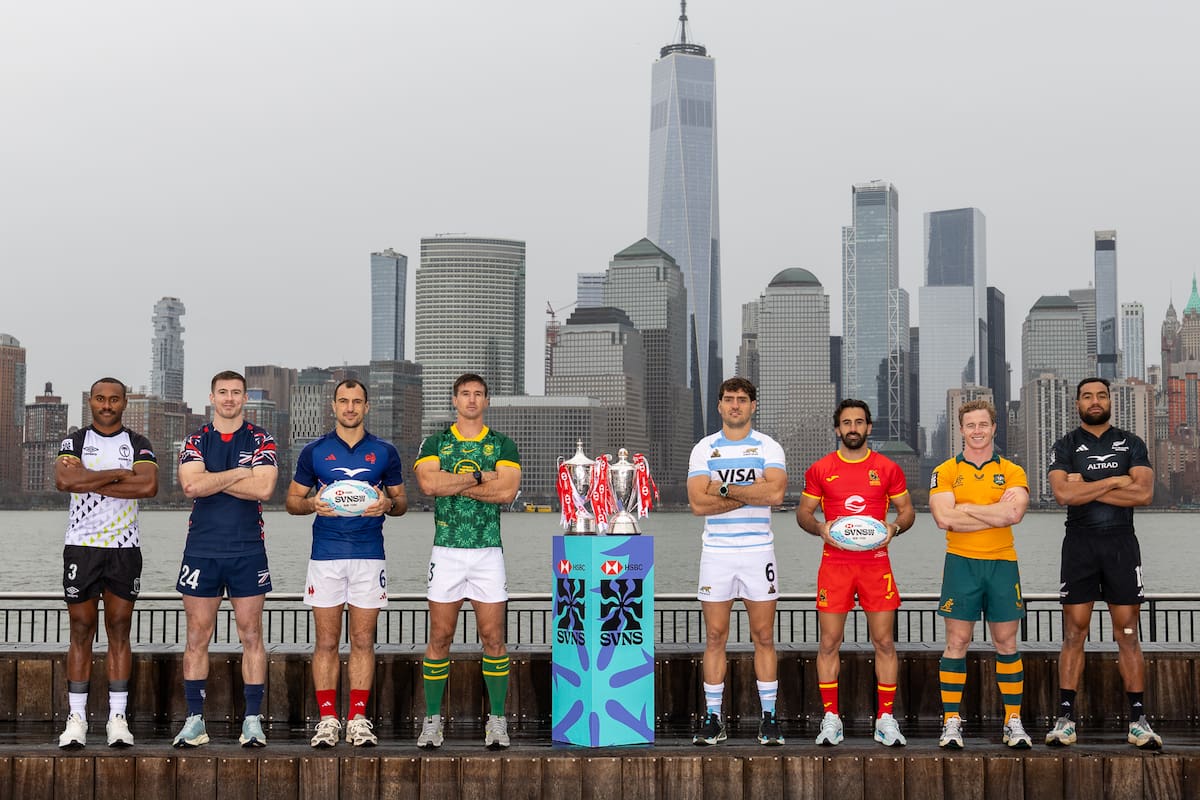 Santiago Álvarez Fourcade, capitán de los Pumas 7s, posa con el resto de los capitanes y el Río Hudson de fondo