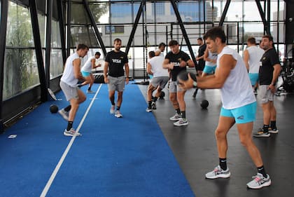 Santiago Álvarez Fourcade se prepara en el gimnasio con el resto del plantel de Pumas 7s; después de cerca de un año, es tiempo de volver para el capitán habitual.