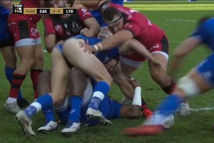Santiago Arata, de Castres, agarrado por los rivales