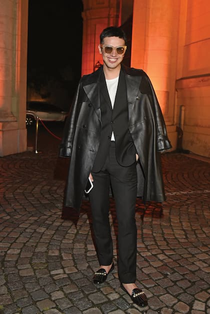 Santiago Artemis sorprendió con su formalidad. “Estoy con look de incógnito. No soy tan yo, pero quería demostrar que soy un adulto de 30 años”, dijo entre carcajadas el diseñador de moda, conocido por su estilo excéntrico.