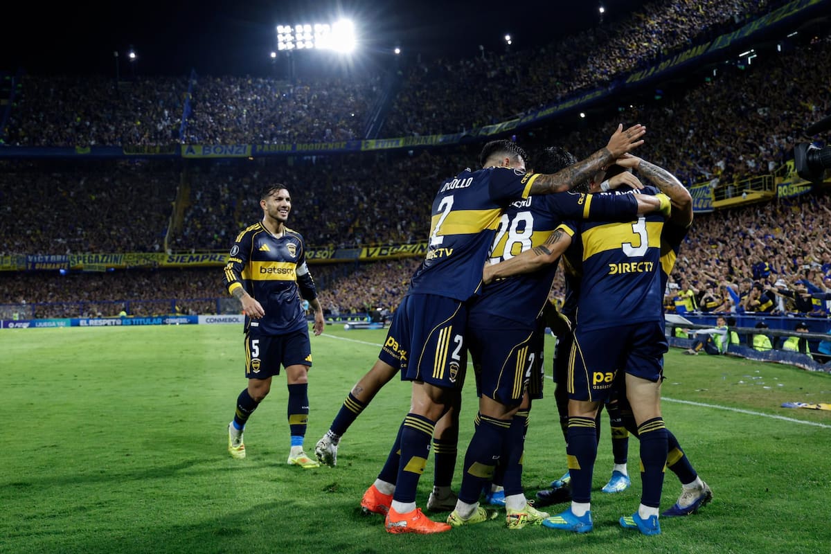 Santiago Ascacibar anotó el segundo tanto y sus compañeros lo celebran con él; Boca logró frente a Barcelona su segunda victoria en dos partidos por la Copa Libertadores.