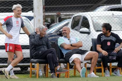 Santiago Ascacíbar, capitán de Estudiantes, se ríe junto a Juan Ramón Verón, Juan Sebastián Verón y Marcos Angeleri, en un alto en la práctica de Estudiantes. El club vive horas decisivas respecto de la sociedad en suspenso con el Grupo Gillett