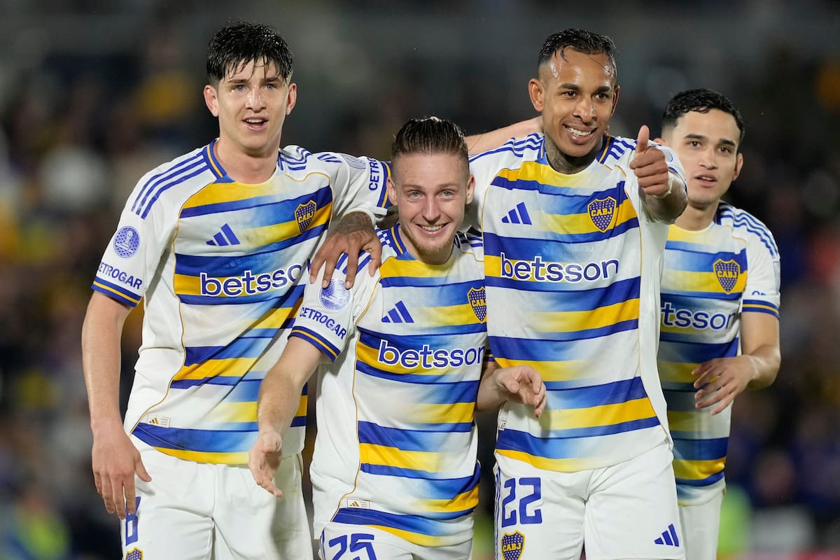 Santiago Ascacibar celebra el 1-0 junto a Sebastián Villa y Tomás Belmonte: marcó su quinto gol en los últimos seis partidos