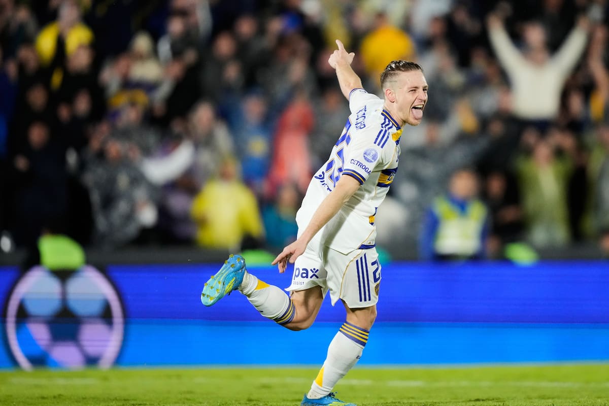 Santiago Ascacibar celebra su gol ante Deportivo Recoleta: el mediocampista volvió a aparecer en el área y confirmó su notable faceta goleadora