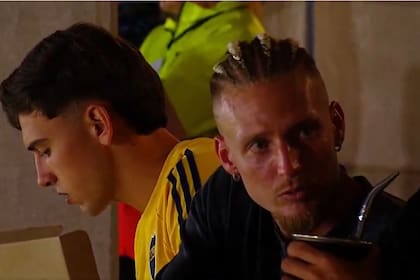 Santiago Ascacibar junto a sus nuevos compañeros en el estadio de Estudiantes, en La Plata