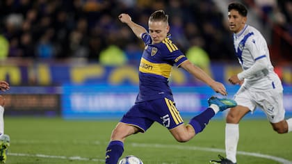 Santiago Ascacibar remata; más atrás, Rodrigo Aliendro