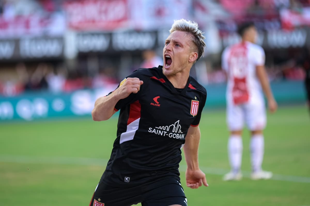Santiago Ascacíbar y una fiel imagen de cómo vive los partidos con la camiseta de Estudiantes