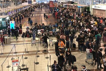 Santiago Avaro viajaba con su novia cuando le cancelaron el vuelo en medio del toque de queda