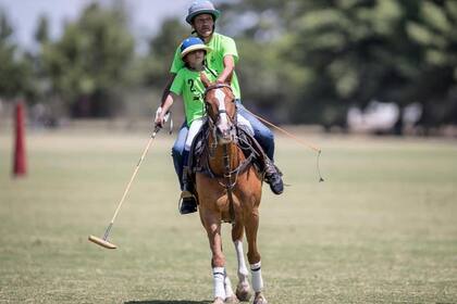 Santiago Ballester, el presidente de la Asociación de Criadores de Caballos de Polo, disfruta junto a su ahijado Jacinto Heguy, de 5 años e hijo de Alberto.