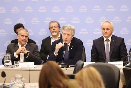 Santiago Bausili, presidente del Banco Central, explicó la reforma de la Carta Orgánica de la entidad frente a los diputados