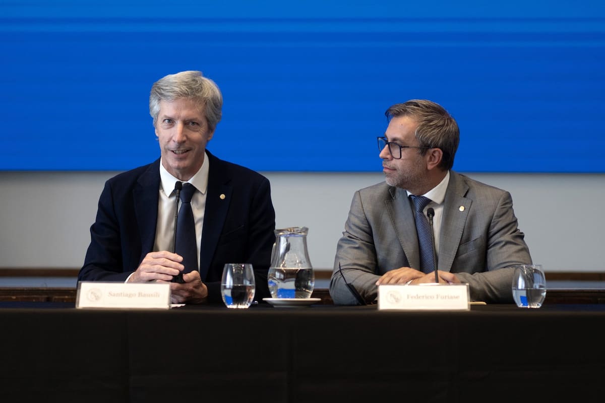 Santiago Bausili, presidente del Banco Central, y Federico Furiase, director de la entidad, al anunciar los cambios en el régimen de bandas cambiarias