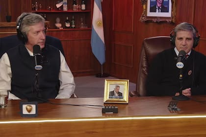 Santiago Bausili y el ministro Caputo, nuevamente presentándose en un programa oficialista de streaming, tras otra semana difícil