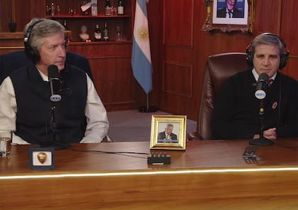 Santiago Bausili y el ministro Luis Caputo, en el canal de streaming oficialista “Carajo”, el jueves por la noche