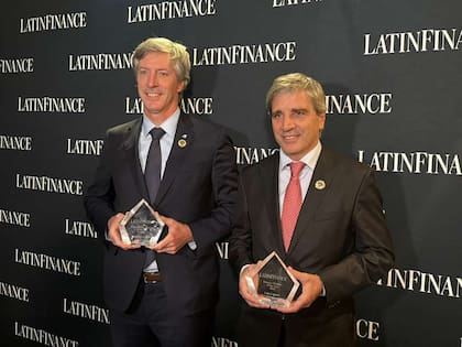 Santiago Bausili y Luis Caputo recibieron el premio de Latin Finance.