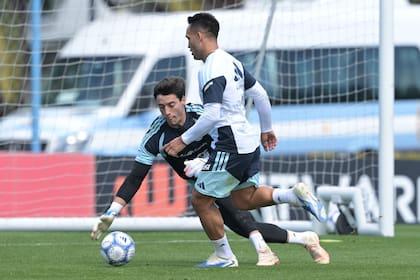 Santiago Beltrán ante Lautaro Martínez, en un entrenamiento con la selección en el predio de la AFA, en septiembre de 2026