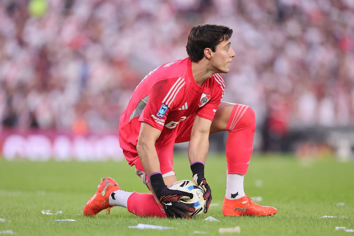 Santiago Beltrán se adueñó del arco de River ante la lesión de Armani; es de los más valorados por la hinchada