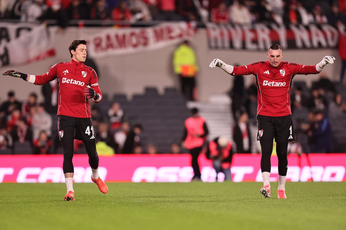 Santiago Beltrán y Franco Armani, titular y suplente, respectivamente, en el calentamiento previo al partido entre River y Gimnasia de La Plata por el Torneo Apertura