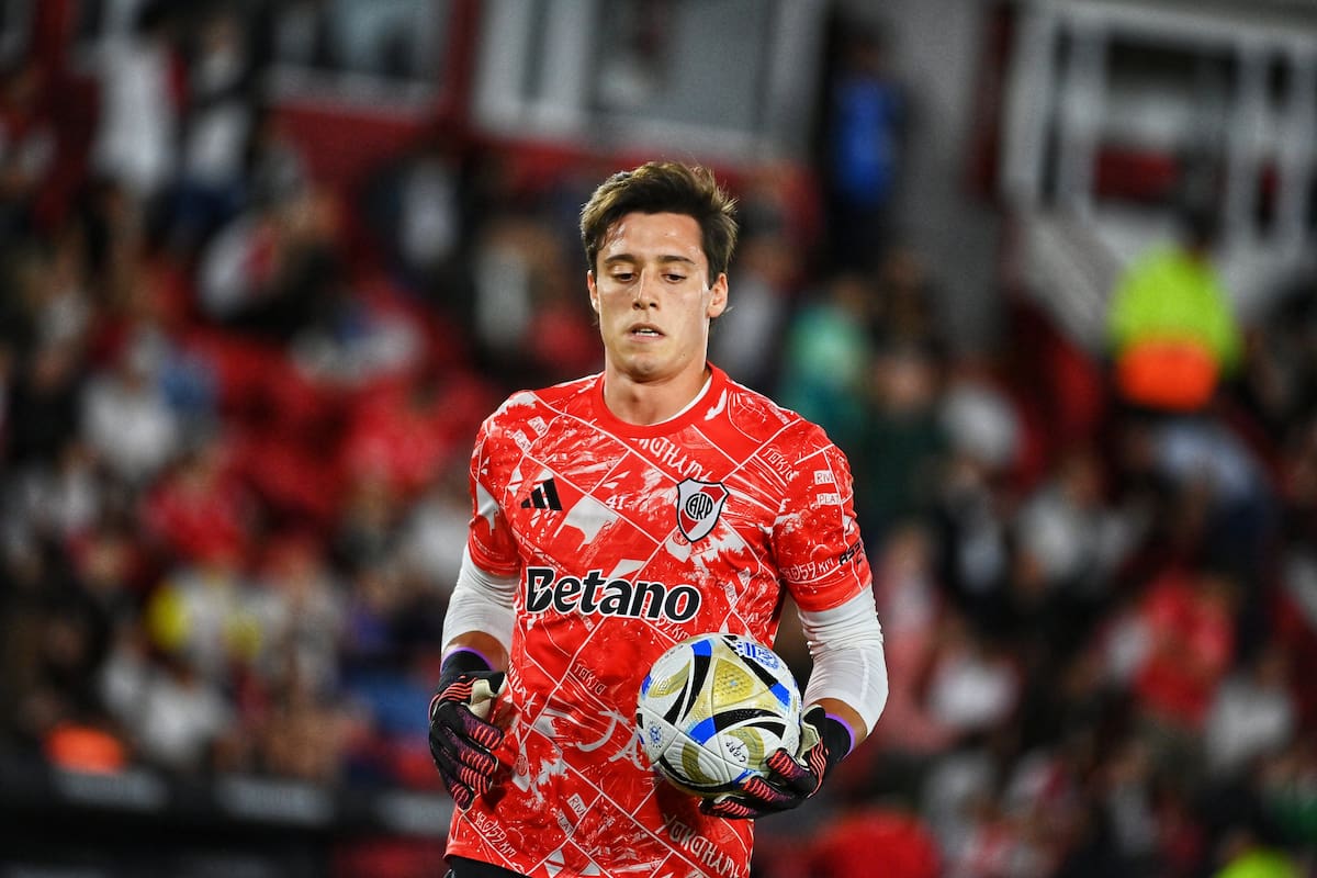 Santiago Beltrán y una oportunidad que está aprovechando en el arco de River: en silencio, le da seguridad al equipo