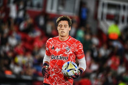 Santiago Beltrán y una oportunidad que está aprovechando en el arco de River: en silencio, le da seguridad al equipo