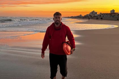 Santiago Biglieri es guardavidas en un complejo de piletas en San Nicolás