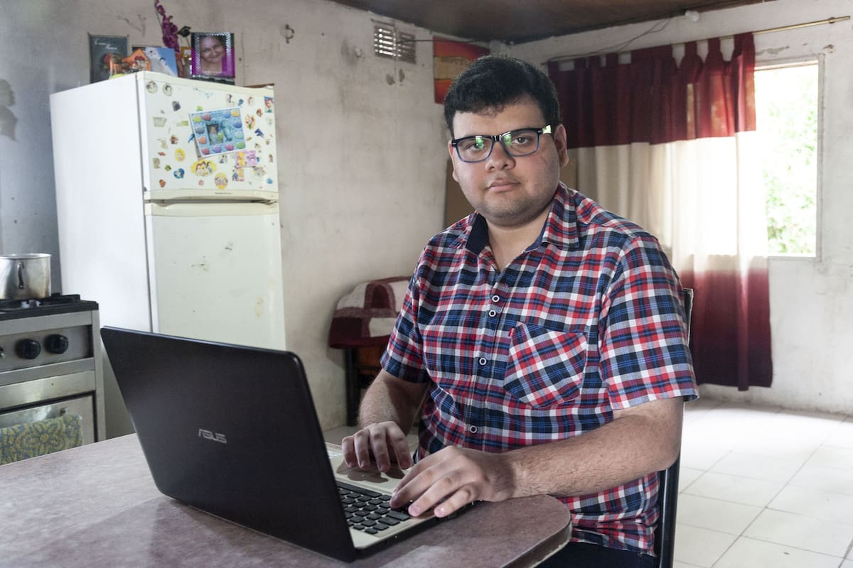 Santiago Britez (22) tiene conocimientos de programación y robótica