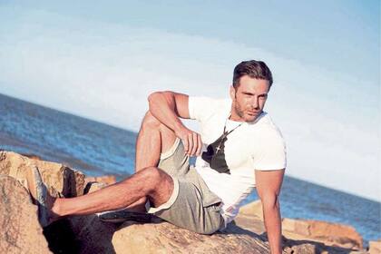 Santiago Caamaño, un pibe de barrio, ex futbolista, modelo y actor