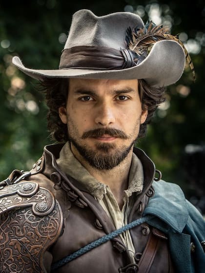Santiago Cabrera, el Aramis de la serie de BBC (Crédito: Captura de pantalla)