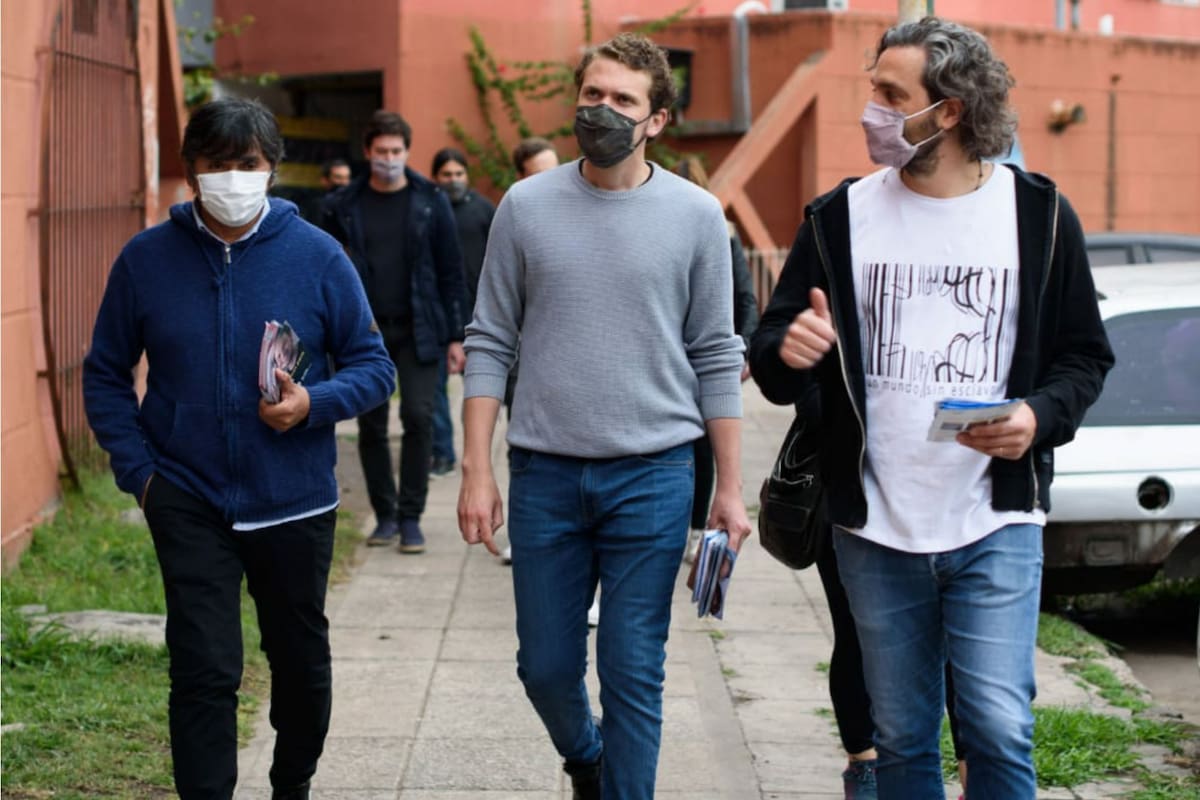 Santiago Cafiero de campaña en zona norte