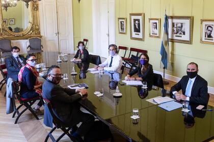 Santiago Cafiero encabezó esta mañana una nueva reunión del Gabinete Económico donde se resolvió la extensión de los créditos a tasa 0 para monotributistas y autónomos