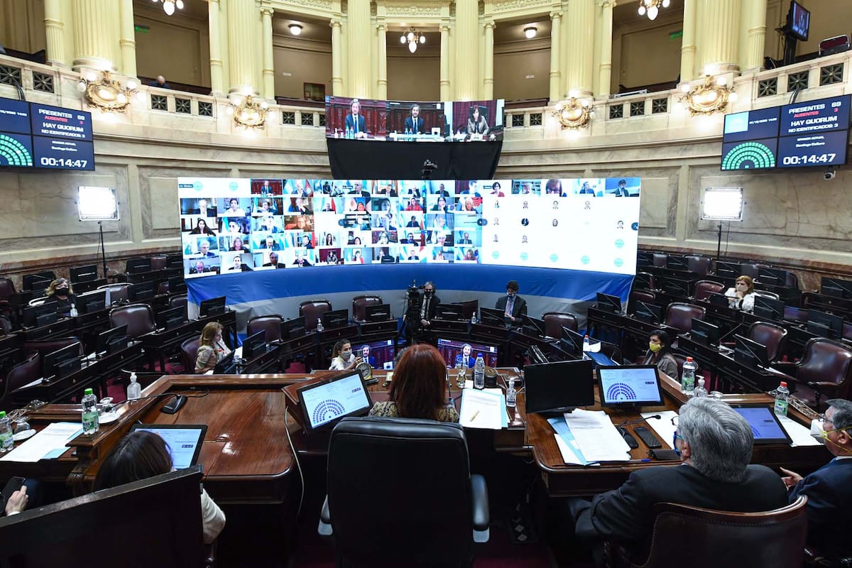 Santiago Cafiero presentando el segundo informe de gestión ante el Senado