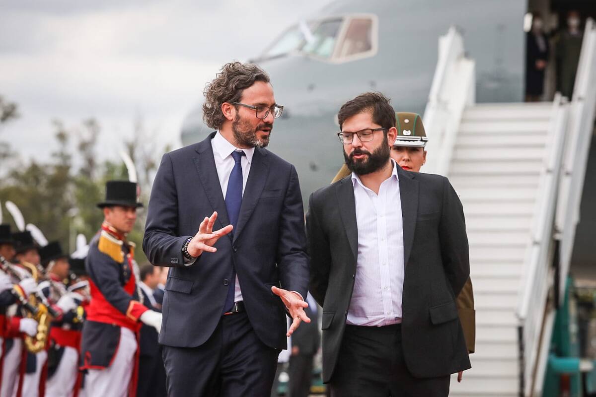 Santiago Cafiero recibió a Gabriel Boric en Aeroparque