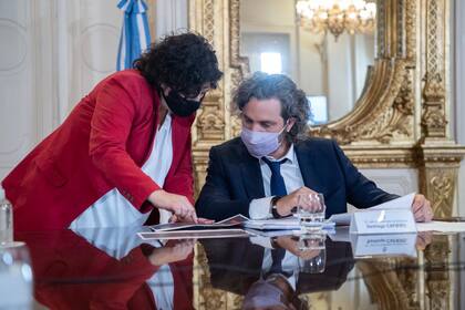 Santiago Cafiero se reunió con Carla Vizzotti y científicos en la Casa Rosada, como parte de los encuentros que organiza el Gobierno nacional para definir acciones de prevención y mitigación de la segunda ola de coronavirus, al tiempo que avanza el plan oficial de vacunación sobre el personal de salud y la población vulnerable.
