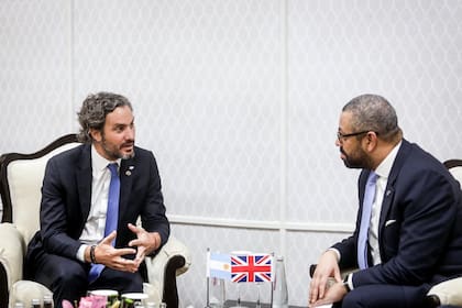 Santiago Cafiero y el ministro de Exteriores de Reino Unido, Jamed Cleverly