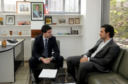 Santiago Cafiero y su primo Francisco, hoy en el Ministerio de Defensa, en sus épocas de funcionario sciolista