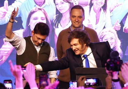 Santiago Caputo, Adorni y Milei