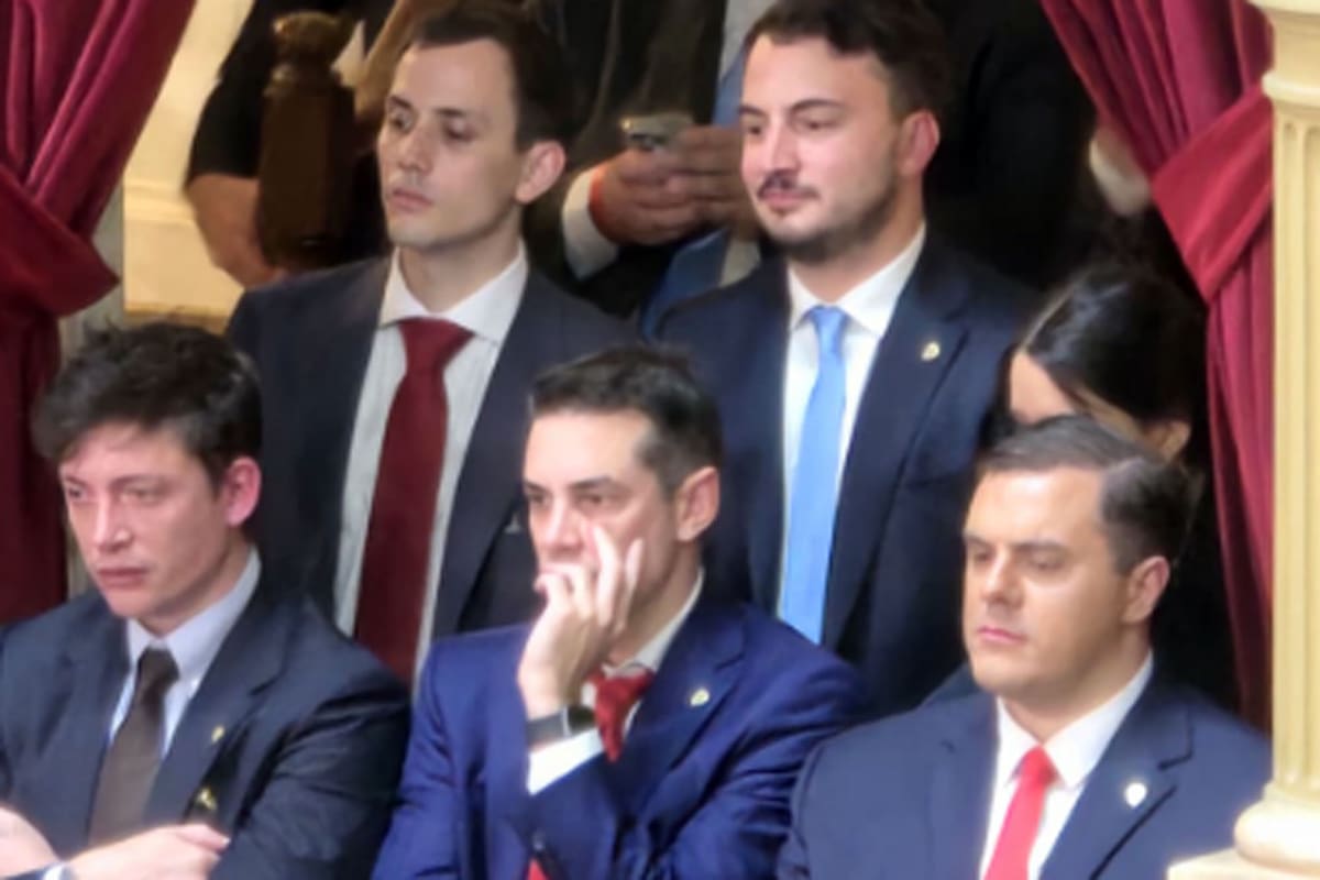 Santiago Caputo, en el palco de Diputados, junto a Sebastián Amerio y Daniel Parisini; arriba, Lucas "Sagaz" Luna, Agustín Romo y Macarena Alifraco