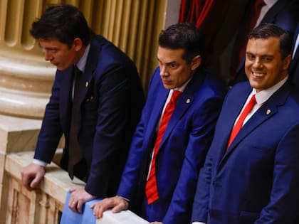 Santiago Caputo en la Asamblea Legislativa del 1 de marzo pasado, con Sebastián Amerio y el "Gordo Dan"